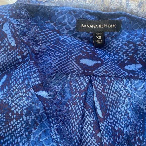 Banana Republic XS Petite Blue Sleeveless v neck blouse snakeskin print - Picture 3 of 5